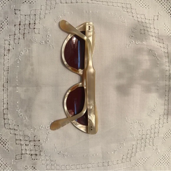 1950s mimics mother of pearl Cat-Eye Sunglasses with Red Lenses - Picture 5 of 9